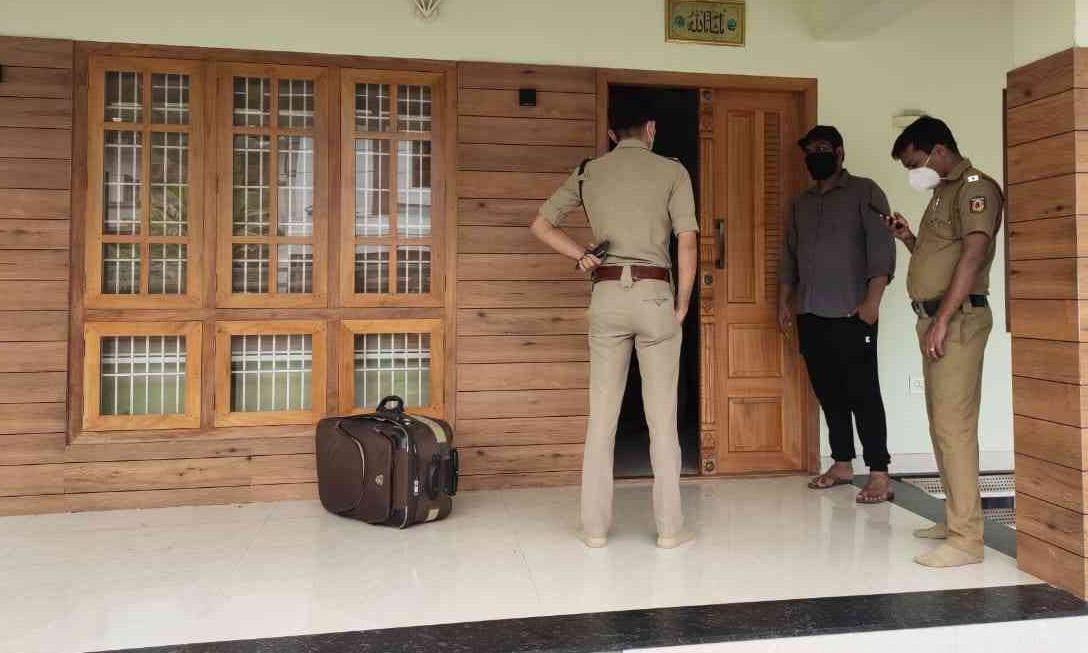 വീട്ടിൽ മോഷണം; 14 പവനും 10,000 രൂപയും കവർന്നു വീട്ടിൽ മോഷണം; 14 പവനും 10,000 രൂപയും കവർന്നു