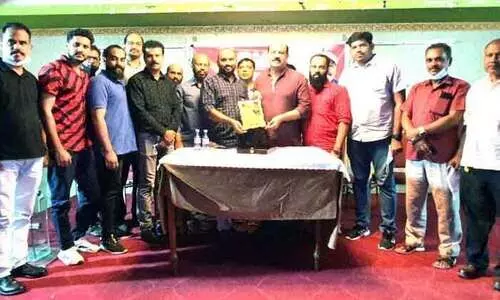 അ​നി​ൽ​കു​മാ​ർ ക​രു​മാ​ട്ടി​ന് കേ​ളി യാ​ത്ര​യ​യ​പ്പ് ന​ൽ​കി