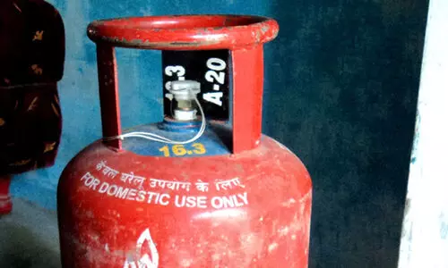 സി​ലി​ണ്ട​റു​ക​ളി​ൽ വെ​ള്ളം: ക്രൈം​ബ്രാ​ഞ്ച് അ​ന്വേ​ഷ​ണ​ത്തി​ന് പ​രാ​തി​ക്കാ​ര​ൻ ഹൈ​കോ​ട​തി​യി​ലേ​ക്ക്