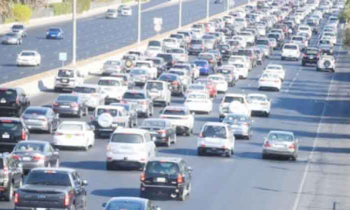 സ​ർ​ക്കാ​ർ ഒാ​ഫി​സ്​ പ്ര​വ​ർ​ത്ത​നം പൂ​ർ​ണ​തോ​തി​ൽ: റോ​ഡി​ൽ തി​ര​ക്കേ​റി