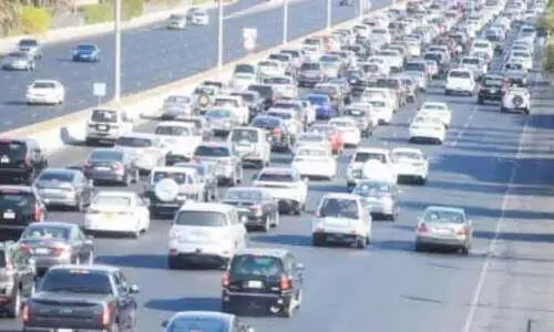 സ​ർ​ക്കാ​ർ ഒാ​ഫി​സ്​ പ്ര​വ​ർ​ത്ത​നം പൂ​ർ​ണ​തോ​തി​ൽ: റോ​ഡി​ൽ തി​ര​ക്കേ​റി