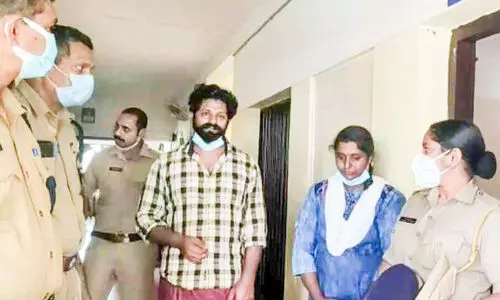 മക്കളെ ഉപേക്ഷിച്ച്​ മുങ്ങുന്നതിനിടെ അധ്യാപികയും യുവാവും അറസ്​റ്റിൽ