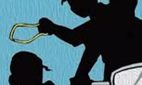 തൊടുപുഴയിൽ രണ്ടിടത്ത് സ്ത്രീകളുടെ മാല കവര്‍ന്നു