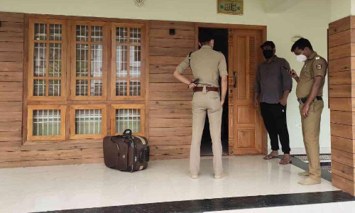 വീട്ടിൽ മോഷണം; 14 പവനും 10,000 രൂപയും കവർന്നു