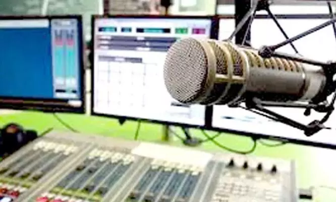 പ്രാദേശികവാണി, നിങ്ങൾ കേട്ടുകൊണ്ടിരിക്കുന്നത്...സ്വന്തമായി റേഡിയോ ചാനലുമായി ചെമ്പ്ര എ.എം.യു.പി സ്കൂൾ പ്രാദേശികവാണി, നിങ്ങൾ കേട്ടുകൊണ്ടിരിക്കുന്നത്...സ്വന്തമായി റേഡിയോ ചാനലുമായി ചെമ്പ്ര എ.എം.യു.പി സ്കൂൾ