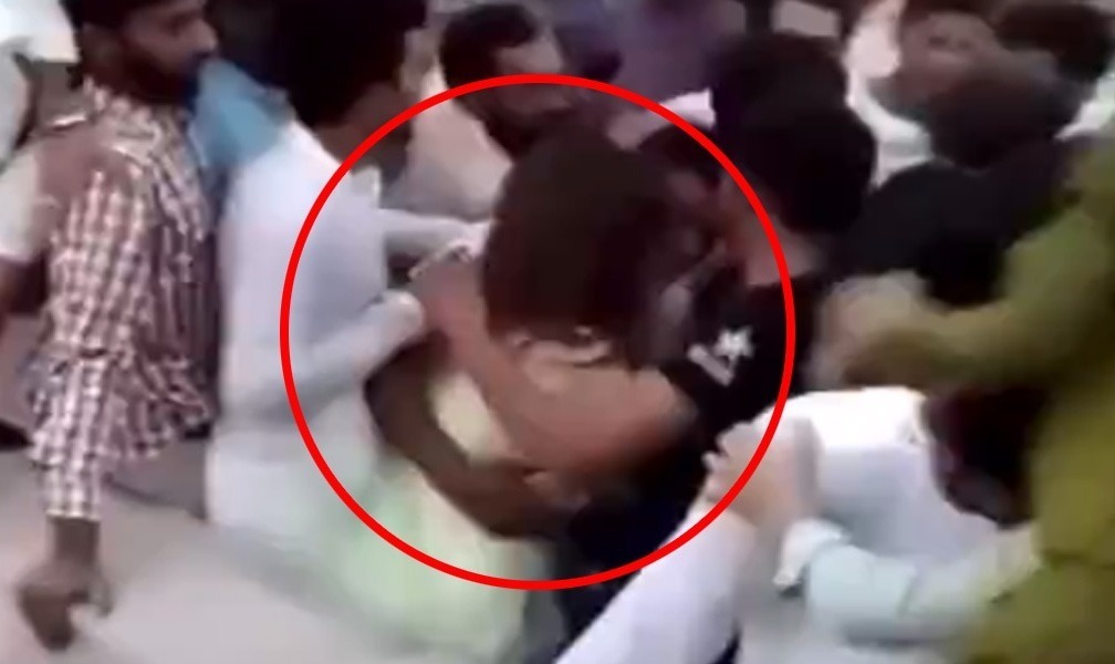 യുവതിയുടെ തുണിയുരിഞ്ഞും എടുത്തെറിഞ്ഞും ആൾക്കൂട്ട ഭ്രാന്ത്; ഞെട്ടിപ്പിക്കുന്ന സംഭവം പാകിസ്താനിൽ സ്വാതന്ത്ര്യ ദിനത്തിൽ യുവതിയുടെ തുണിയുരിഞ്ഞും എടുത്തെറിഞ്ഞും ആൾക്കൂട്ട ഭ്രാന്ത്; ഞെട്ടിപ്പിക്കുന്ന സംഭവം പാകിസ്താനിൽ സ്വാതന്ത്ര്യ ദിനത്തിൽ
