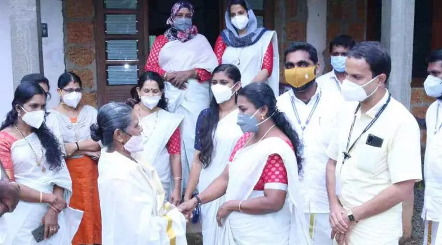 പു​ഴ​യി​ൽ വീ​ണ കൂ​ട്ടു​കാ​രി​യെ ര​ക്ഷി​ച്ച് നാണിയേടത്തി