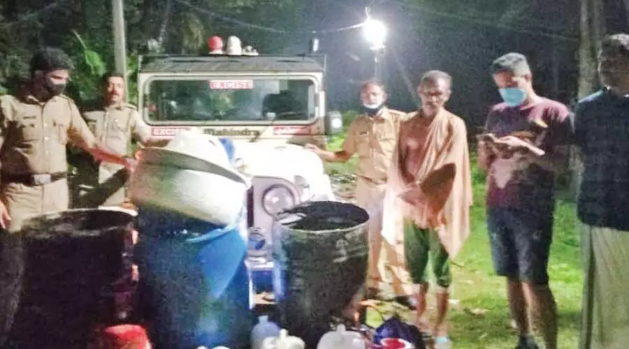 വാഴകൃഷിയുടെ മറവിൽ ചാരായം വാറ്റ്: ഒരാൾ പിടിയിൽ വാഴകൃഷിയുടെ മറവിൽ ചാരായം വാറ്റ്: ഒരാൾ പിടിയിൽ