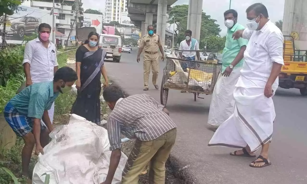 ദേശീയപാതയിൽ മാലിന്യം തള്ളിയവർ കാമറയിൽ കുടുങ്ങി ദേശീയപാതയിൽ മാലിന്യം തള്ളിയവർ കാമറയിൽ കുടുങ്ങി