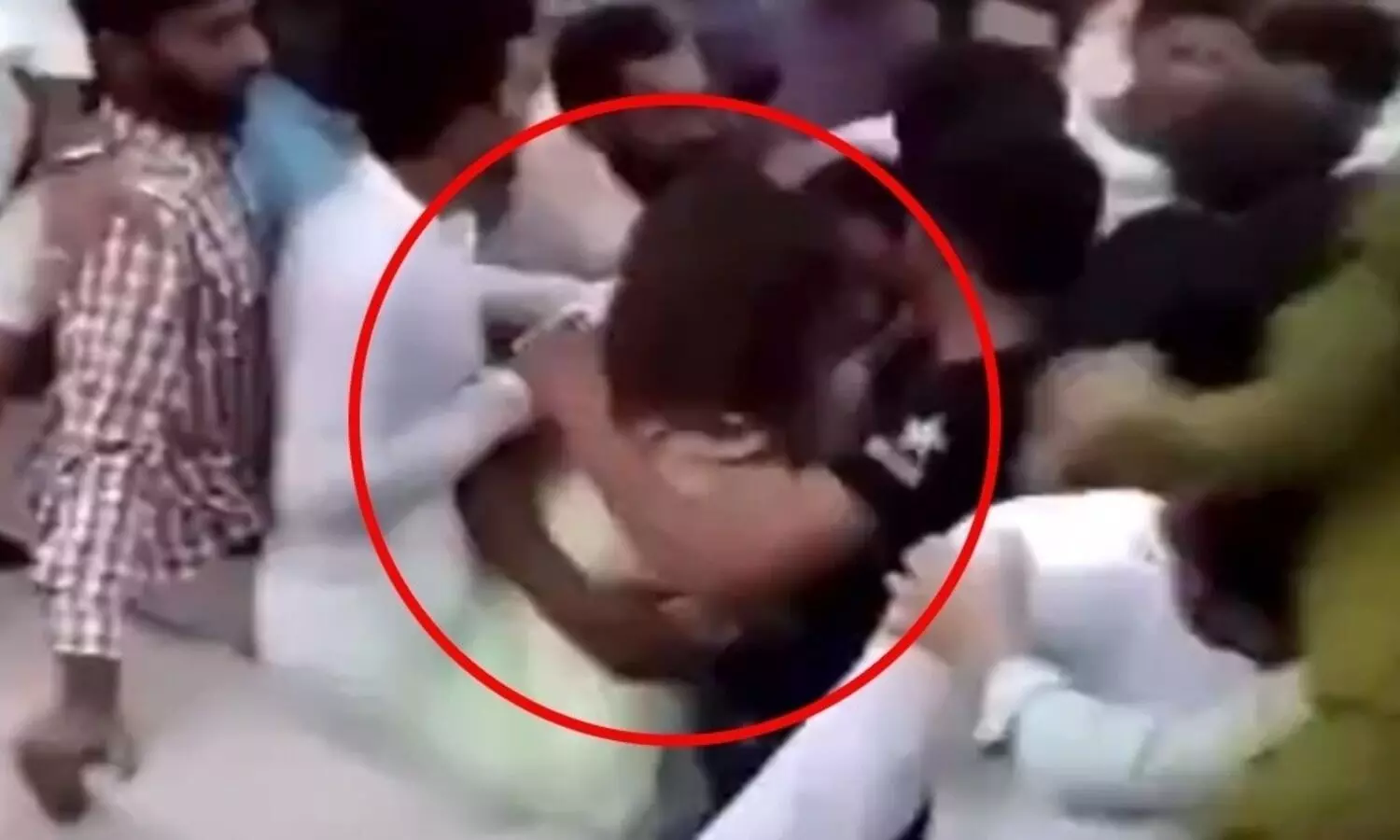 യുവതിയുടെ തുണിയുരിഞ്ഞും എടുത്തെറിഞ്ഞും ആൾക്കൂട്ട ഭ്രാന്ത്​; ഞെട്ടിപ്പിക്കുന്ന സംഭവം പാകിസ്​താനിൽ സ്വാതന്ത്ര്യ ദിനത്തിൽ