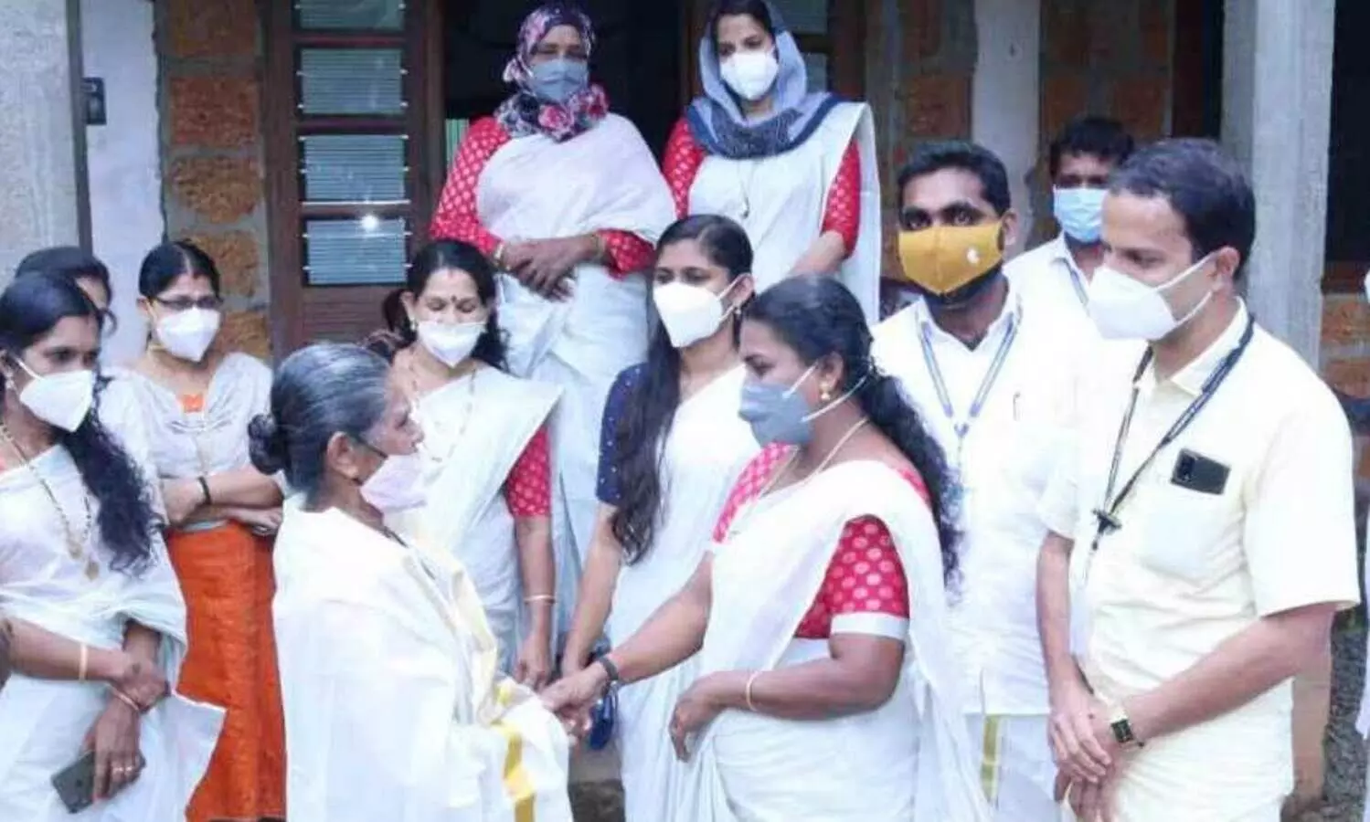 പു​ഴ​യി​ൽ വീ​ണ കൂ​ട്ടു​കാ​രി​യെ ര​ക്ഷി​ച്ച് നാണിയേടത്തി