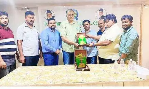 റ​ഷീ​ദ് ഇ​ട​ച്ചാ​ക്കി​ക്ക് റി​യാ​ദ് ഐ.​എം.​സി.​സി യാ​ത്ര​യ​യ​പ്പ് ന​ൽ​കി