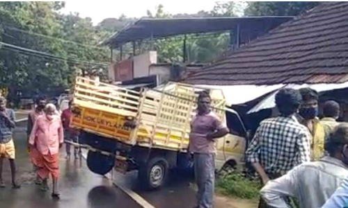 നിയന്ത്രണം വിട്ട വാഹനം വീട്ടിലേക്ക് പാഞ്ഞുകയറി