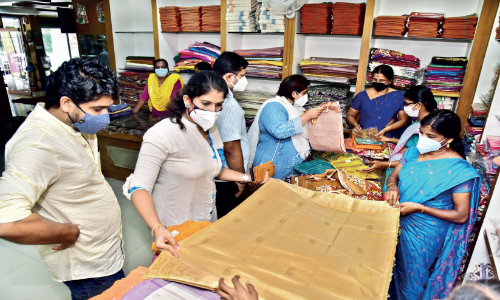 ഒാണവിപണിയിൽ ട്രെൻഡാവാൻ ഖാദി