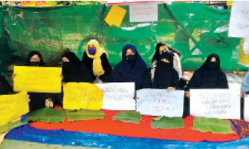 ​പെൻഷൻ മുടങ്ങി; എൻഡോസൾഫാൻ ഇരകളുടെ അമ്മമാർ ഉപവസിച്ചു