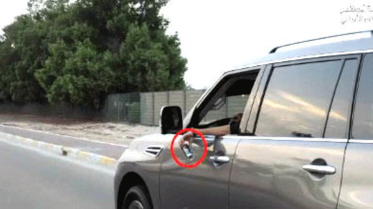 റോഡിൽ മാലിന്യം വലിച്ചെറിഞ്ഞ 170 ഡ്രൈവർമാർക്ക് 1000 ദിർഹം പിഴ റോഡിൽ മാലിന്യം വലിച്ചെറിഞ്ഞ 170 ഡ്രൈവർമാർക്ക് 1000 ദിർഹം പിഴ