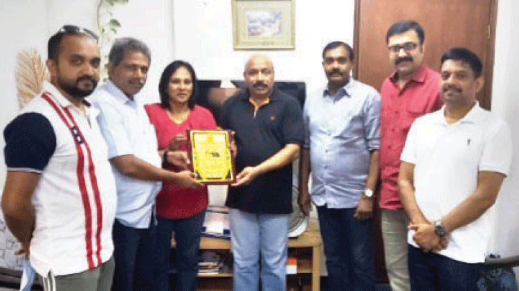 ബെ​ന്നി പെ​രി​കി​ല​ത്തി​നും അ​നു ബെ​ന്നി​ക്കും യാ​ത്ര​യ​യ​പ്പ്‌ ന​ൽ​കി