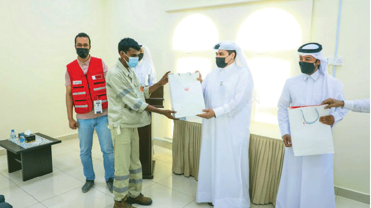 മു​നി​സി​പ്പാ​ലി​റ്റി ജീ​വ​ന​ക്കാ​ർ​ക്ക് ഹൈ​ജീ​ൻ കി​റ്റു​ക​ൾ ന​ൽ​കി റെ​ഡ്ക്ര​സ​ൻ​റ്