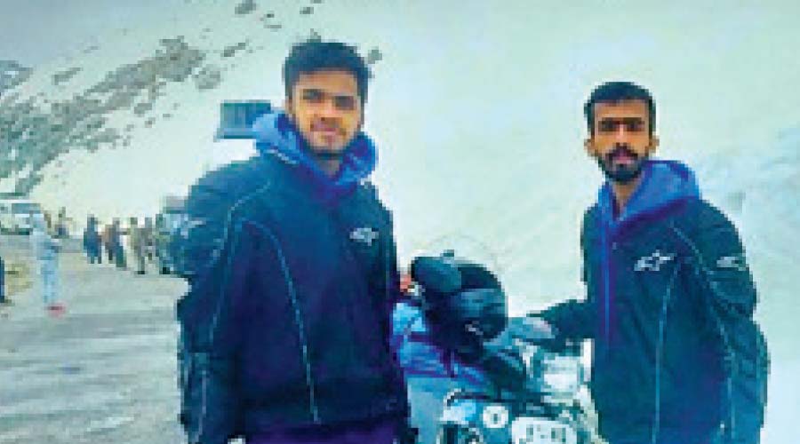 സ്കൂട്ടറിൽ രാജ്യം ചുറ്റി സഹോദരങ്ങൾ സ്കൂട്ടറിൽ രാജ്യം ചുറ്റി സഹോദരങ്ങൾ