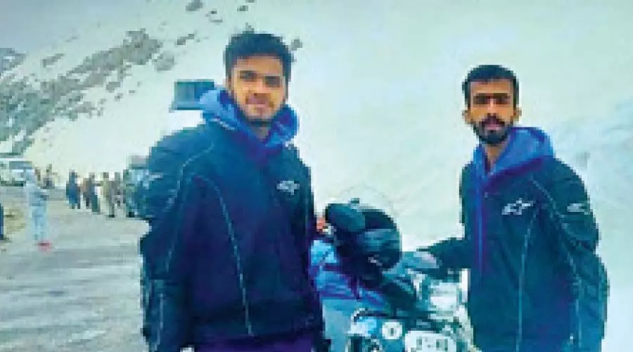 സ്കൂട്ടറിൽ രാജ്യം ചുറ്റി സഹോദരങ്ങൾ