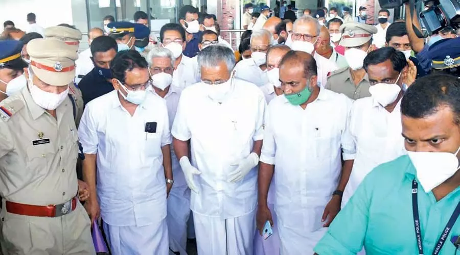 മുഖ്യമന്ത്രി പിണറായി വിജയനെ വരവേറ്റ്​ ജന്മനാട്