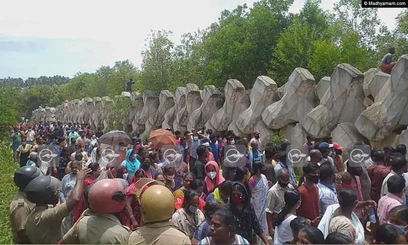 വിഴിഞ്ഞത്ത്​ കുരിശടി പൊളിച്ച്‌ മാറ്റുന്നതിനെച്ചൊല്ലി പ്രതിഷേധം
