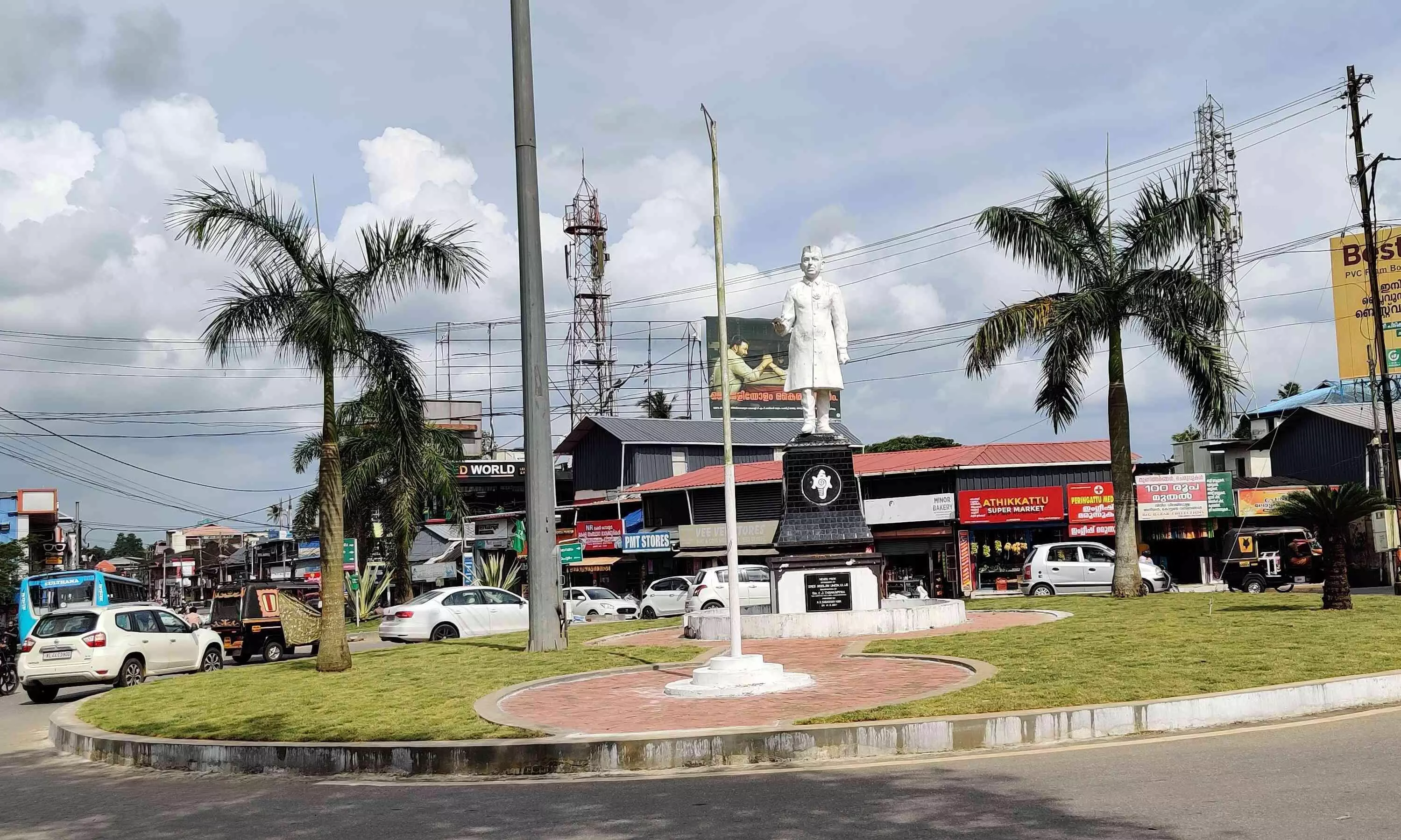 പുൽത്തകിടികളും ചെടികളും നിറഞ്ഞ് മൂവാറ്റുപുഴ പട്ടണം; നഗരസൗന്ദര്യവൽക്കരണം അവസാന ഘട്ടത്തിലേക്ക് പുൽത്തകിടികളും ചെടികളും നിറഞ്ഞ് മൂവാറ്റുപുഴ പട്ടണം; നഗരസൗന്ദര്യവൽക്കരണം അവസാന ഘട്ടത്തിലേക്ക്