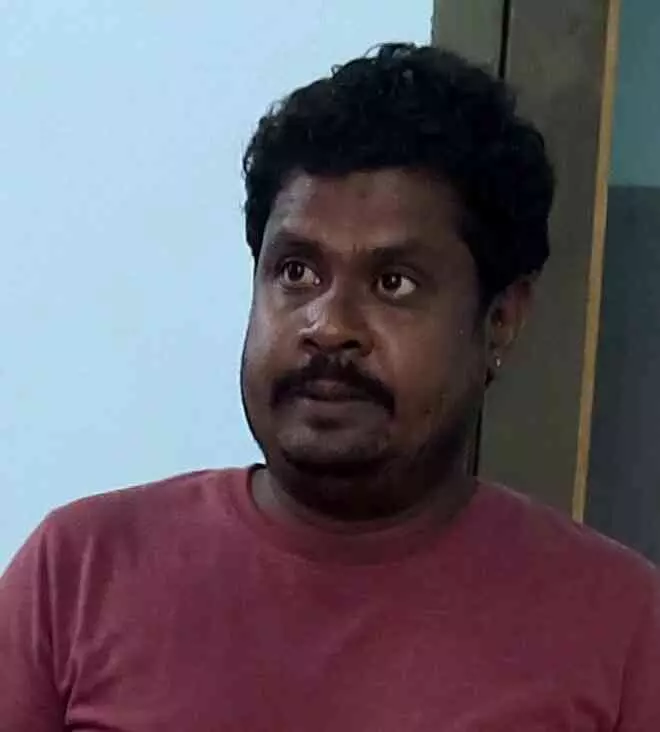 ദുരൂഹമായി പഴയ 1000 രൂപ നോട്ട് കടത്ത്; നിരോധിത കറൻസിയുമായി തമഴ്നാട് സ്വദേശി പിടിയിൽ ദുരൂഹമായി പഴയ 1000 രൂപ നോട്ട് കടത്ത്; നിരോധിത കറൻസിയുമായി തമഴ്നാട് സ്വദേശി പിടിയിൽ