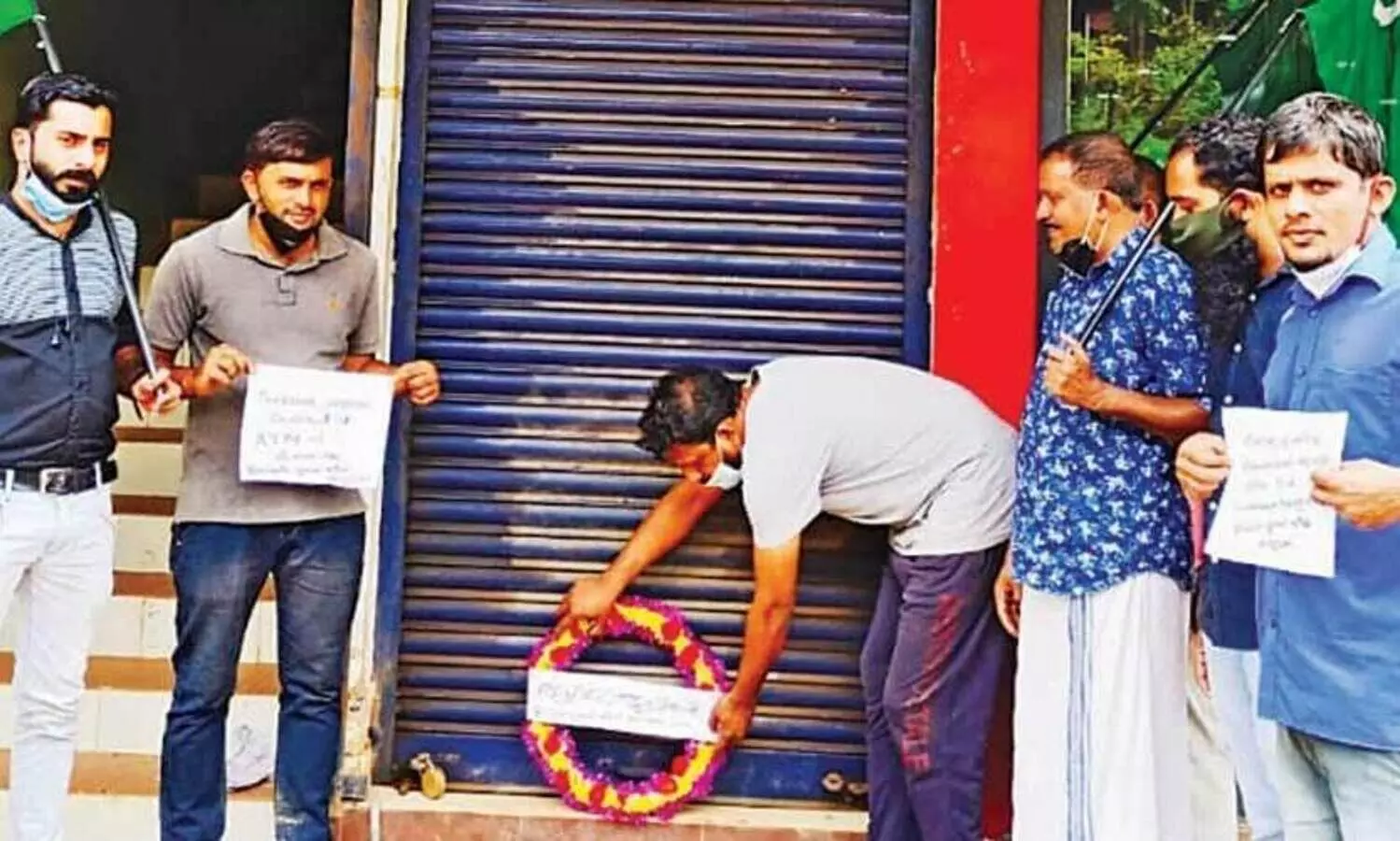 എ.​ടി.​എം പ്ര​വ​ർ​ത്ത​ന രഹിതം; യൂ​ത്ത് ലീ​ഗ് പു​ഷ്​പ ച​ക്രം സ​മ​ർ​പ്പി​ച്ചു