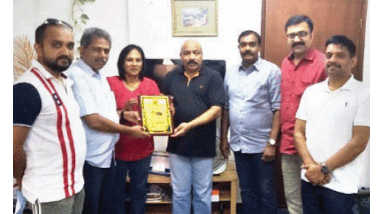 ബെ​ന്നി പെ​രി​കി​ല​ത്തി​നും അ​നു ബെ​ന്നി​ക്കും യാ​ത്ര​യ​യ​പ്പ്‌ ന​ൽ​കി