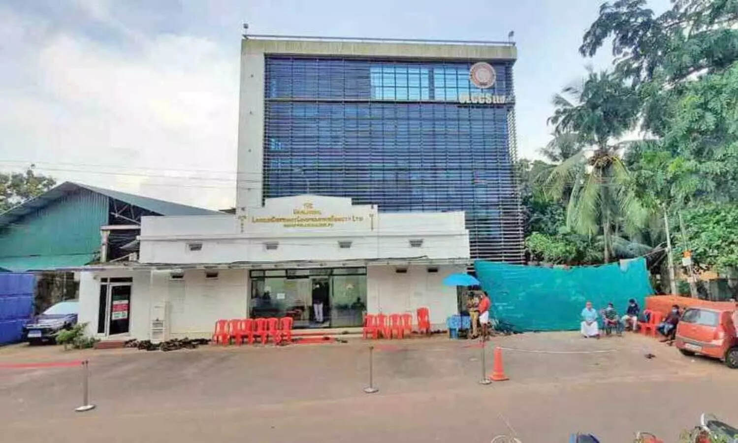 ദേശീയപാത വികസനം: ഊരാളുങ്കൽ സൊസൈറ്റിയുടെ ആസ്ഥാനമന്ദിരം ഓർമയാകുന്നു