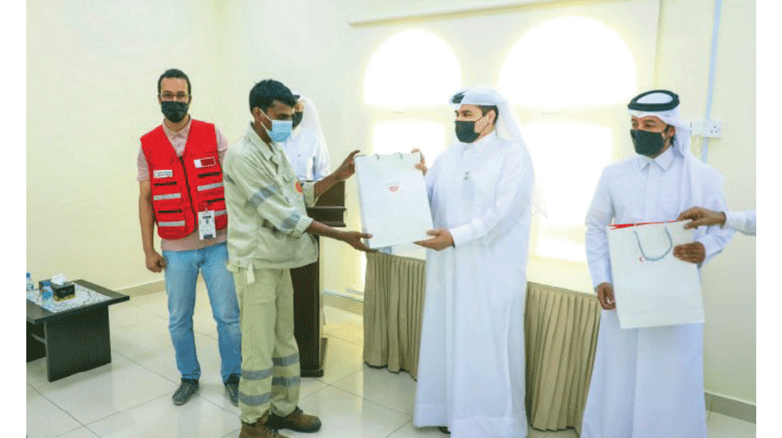 മു​നി​സി​പ്പാ​ലി​റ്റി ജീ​വ​ന​ക്കാ​ർ​ക്ക് ഹൈ​ജീ​ൻ കി​റ്റു​ക​ൾ ന​ൽ​കി റെ​ഡ്ക്ര​സ​ൻ​റ്