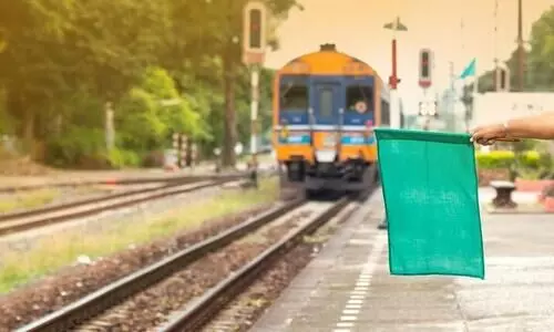 ഡ്യൂട്ടിക്കിടെ റെയിൽവേ ജീവനക്കാരിയെ വെട്ടിപ്പരിക്കേൽപിച്ച് മാല കവർന്നു