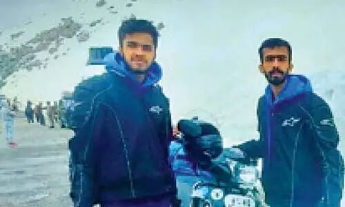 സ്കൂട്ടറിൽ രാജ്യം ചുറ്റി സഹോദരങ്ങൾ