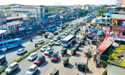 ഓണത്തിരക്കിലമർന്ന് കാഞ്ഞങ്ങാട് നഗരം