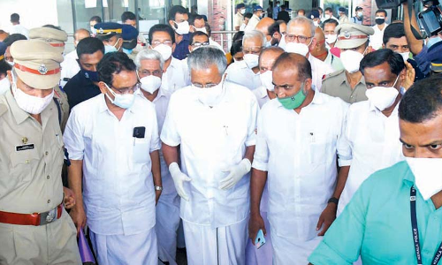 മുഖ്യമന്ത്രി പിണറായി വിജയനെ വരവേറ്റ്​ ജന്മനാട്