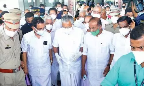 മുഖ്യമന്ത്രി പിണറായി വിജയനെ വരവേറ്റ്​ ജന്മനാട്