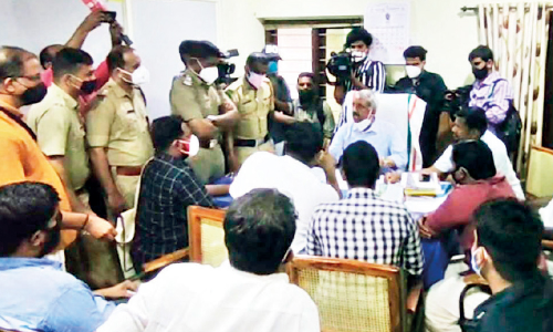 വാക്​സിൻ വിതരണത്തിൽ രാഷ്​ട്രീയമെന്ന്​; ഡി.വൈ.എഫ്.​െഎ പ്രവർത്തകർ നഗരസഭ വൈസ് ചെയർമാനെ ഉപരോധിച്ചു