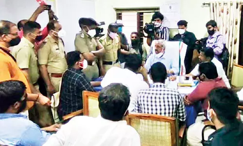 വാക്​സിൻ വിതരണത്തിൽ രാഷ്​ട്രീയമെന്ന്​; ഡി.വൈ.എഫ്.​െഎ പ്രവർത്തകർ നഗരസഭ വൈസ് ചെയർമാനെ ഉപരോധിച്ചു