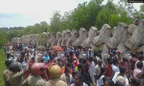 വിഴിഞ്ഞത്ത്​ കുരിശടി പൊളിച്ച്‌ മാറ്റുന്നതിനെച്ചൊല്ലി പ്രതിഷേധം