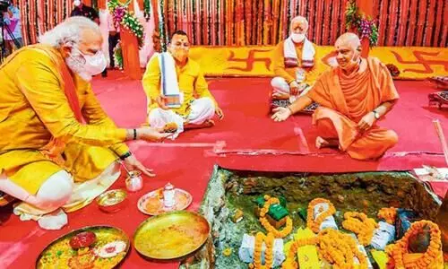 മാലാഖയും മനുഷ്യനും പിന്നെ മോദിയും