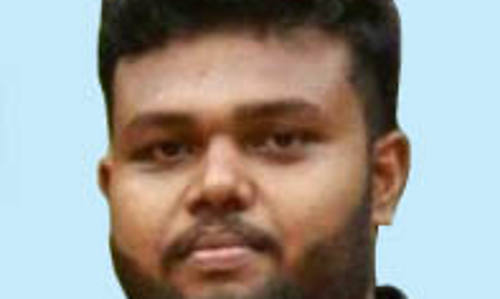 ബൈ​ക്കി​ൽ കാ​റി​ടി​ച്ച്​ യു​വാ​വ്​ മ​രി​ച്ചു