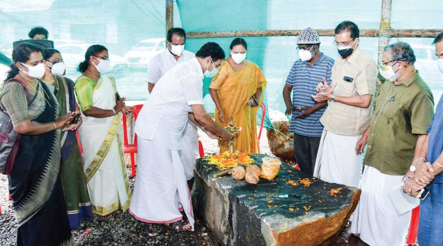 ശക്തനെ മാർക്കറ്റിലേക്ക് മാറ്റിയെന്ന് എം.എൽ.എ; ഗാന്ധി ശിൽപം വരുമെന്ന് മേയർ ശക്തനെ മാർക്കറ്റിലേക്ക് മാറ്റിയെന്ന് എം.എൽ.എ; ഗാന്ധി ശിൽപം വരുമെന്ന് മേയർ