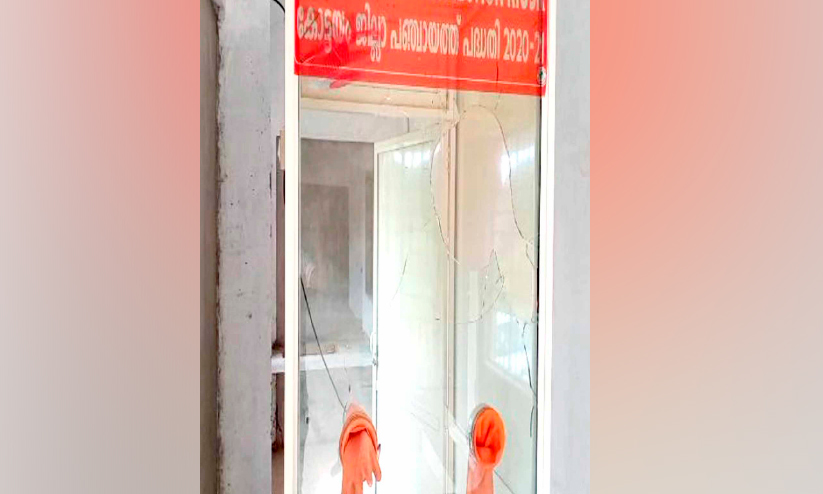 കാണക്കാരിയിൽ കോവിഡ് പരിശോധന കേന്ദ്രം അടിച്ചുതകർത്തു കാണക്കാരിയിൽ കോവിഡ് പരിശോധന കേന്ദ്രം അടിച്ചുതകർത്തു