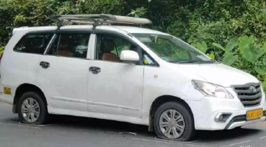 പ്രവാസിയുമായി പോയ ടാക്സിക്ക് നേരെ ആക്രമണം പ്രവാസിയുമായി പോയ ടാക്സിക്ക് നേരെ ആക്രമണം