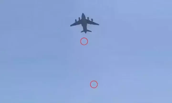 വിമാനത്തിൽ നിന്ന് വീണവർ പതിച്ചത് വാലിയുടെ ടെറസിൽ; ആ രണ്ടു പേർ ഇവരാണ്.. വിമാനത്തിൽ നിന്ന് വീണവർ പതിച്ചത് വാലിയുടെ ടെറസിൽ; ആ രണ്ടു പേർ ഇവരാണ്..