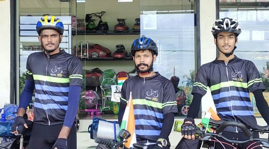 കശ്മീരിലേക്ക് സൈക്കിളിൽ തിരിച്ച് മൂവർ സംഘം കശ്മീരിലേക്ക് സൈക്കിളിൽ തിരിച്ച് മൂവർ സംഘം