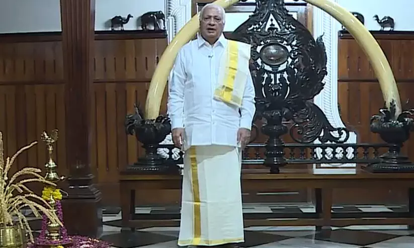 മുണ്ടുടുത്ത്​ ഗവർണർ; മലയാളികൾക്കായി മലയാളത്തിൽ ഓണാശംസ