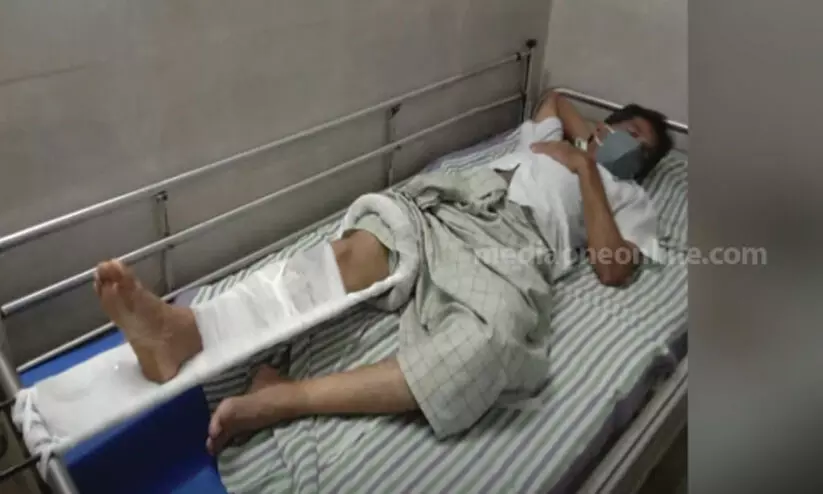 വഴിയരികിൽ മാലിന്യം തള്ളിയത് ചോദ്യം ചെയ്തയാളെ കാറിടിച്ച് അപായപ്പെടുത്താൻ ശ്രമിച്ചതായി പരാതി വഴിയരികിൽ മാലിന്യം തള്ളിയത് ചോദ്യം ചെയ്തയാളെ കാറിടിച്ച് അപായപ്പെടുത്താൻ ശ്രമിച്ചതായി പരാതി