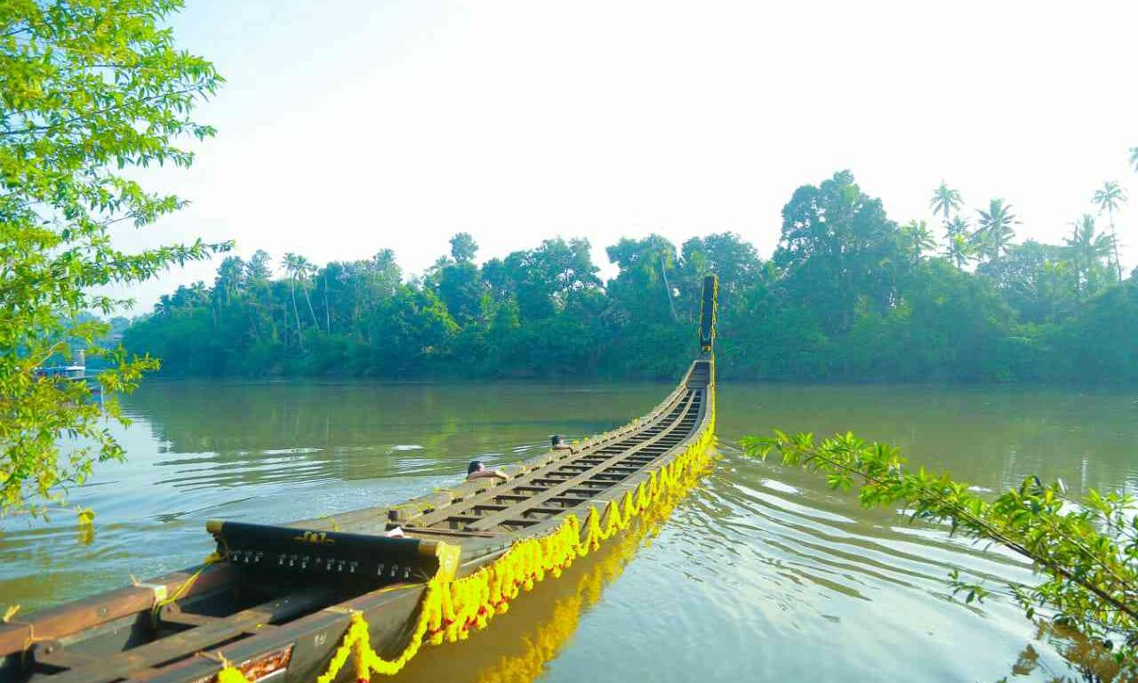 മുണ്ടൻകാവ് പള്ളിയോടം നിരണിഞ്ഞു മുണ്ടൻകാവ് പള്ളിയോടം നിരണിഞ്ഞു